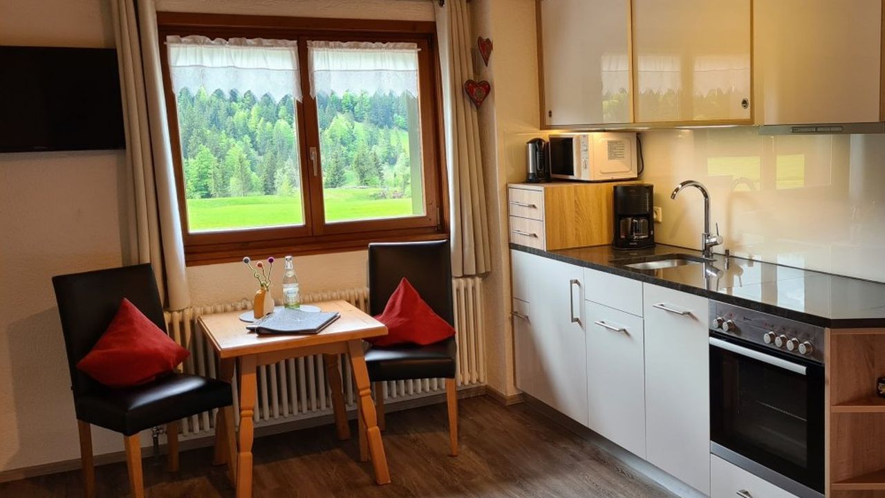 Küche und Esstisch in Einraumwohnung Bauernhaus 3 Küche und Esstisch in Einraumwohnung Bauernhaus 3